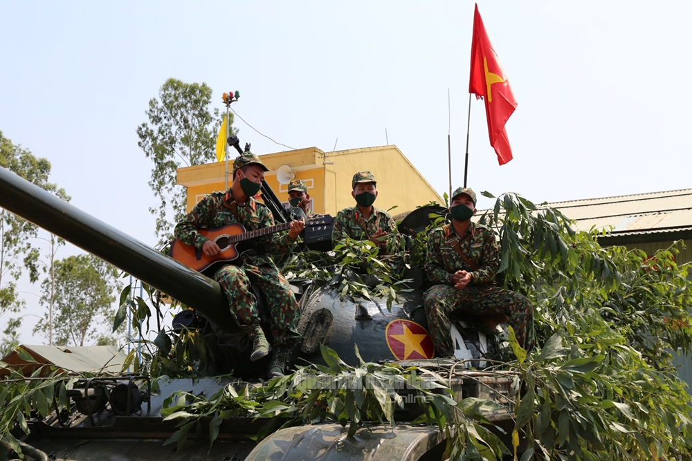 Phút giải lao sau giờ luyện tập của các kíp xe.